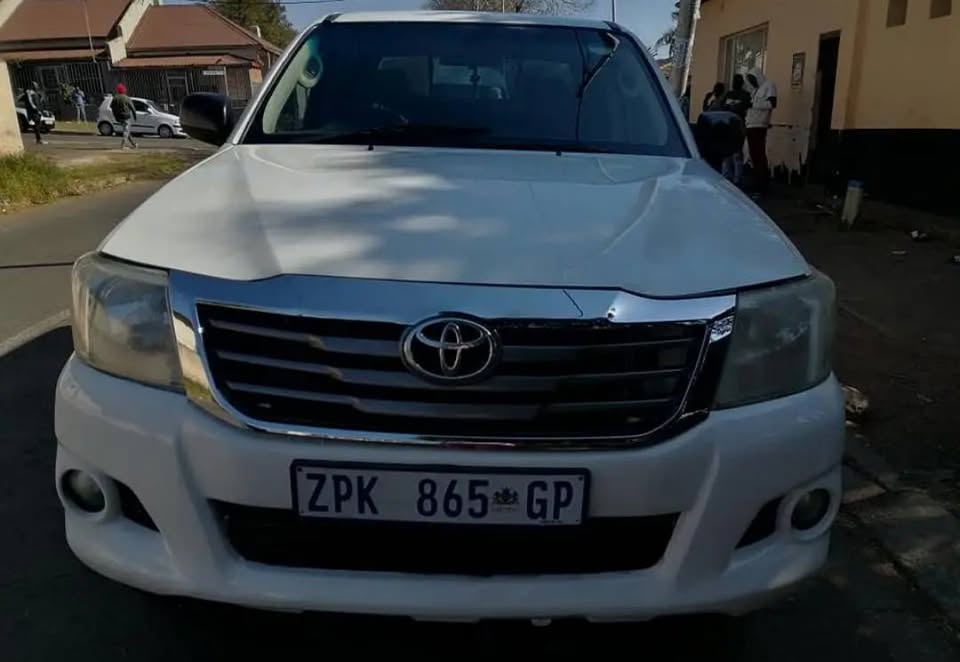 2010 TOYOTA HILUX DOUBLE CAB 2.5 D4D 4X4 MANUAL TRANSMISSION IN EXCELLENT CONDITION