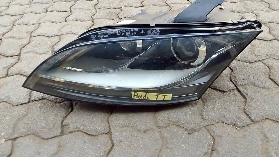 AUDI TT HEADLIGHT - Private Seller AUDI TT HEADLIGHT - Private Seller