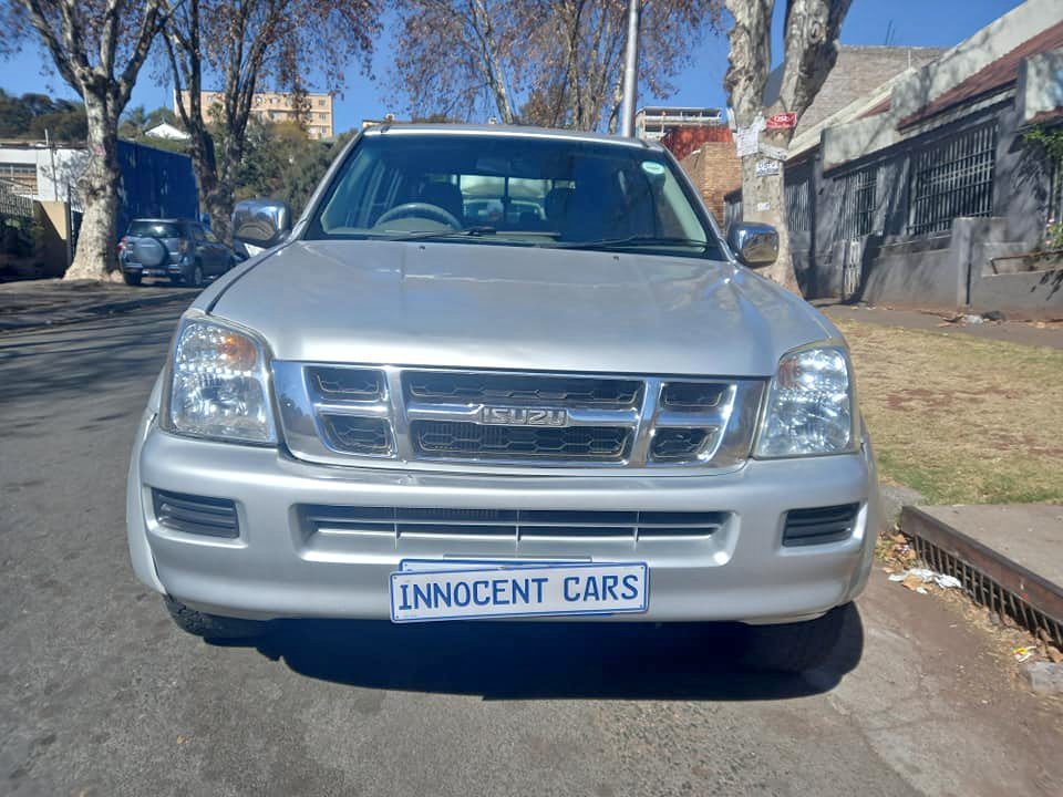 2006 ISUZU KB300 LE DIESEL ENGINE, MANUAL, SILVER COLOR, DOUBLE CAB, MILEAGE 103000KM 2006 ISUZU KB300 LE DIESEL ENGINE, MANUAL, SILVER COLOR, DOUBLE CAB, MILEAGE 103000KM