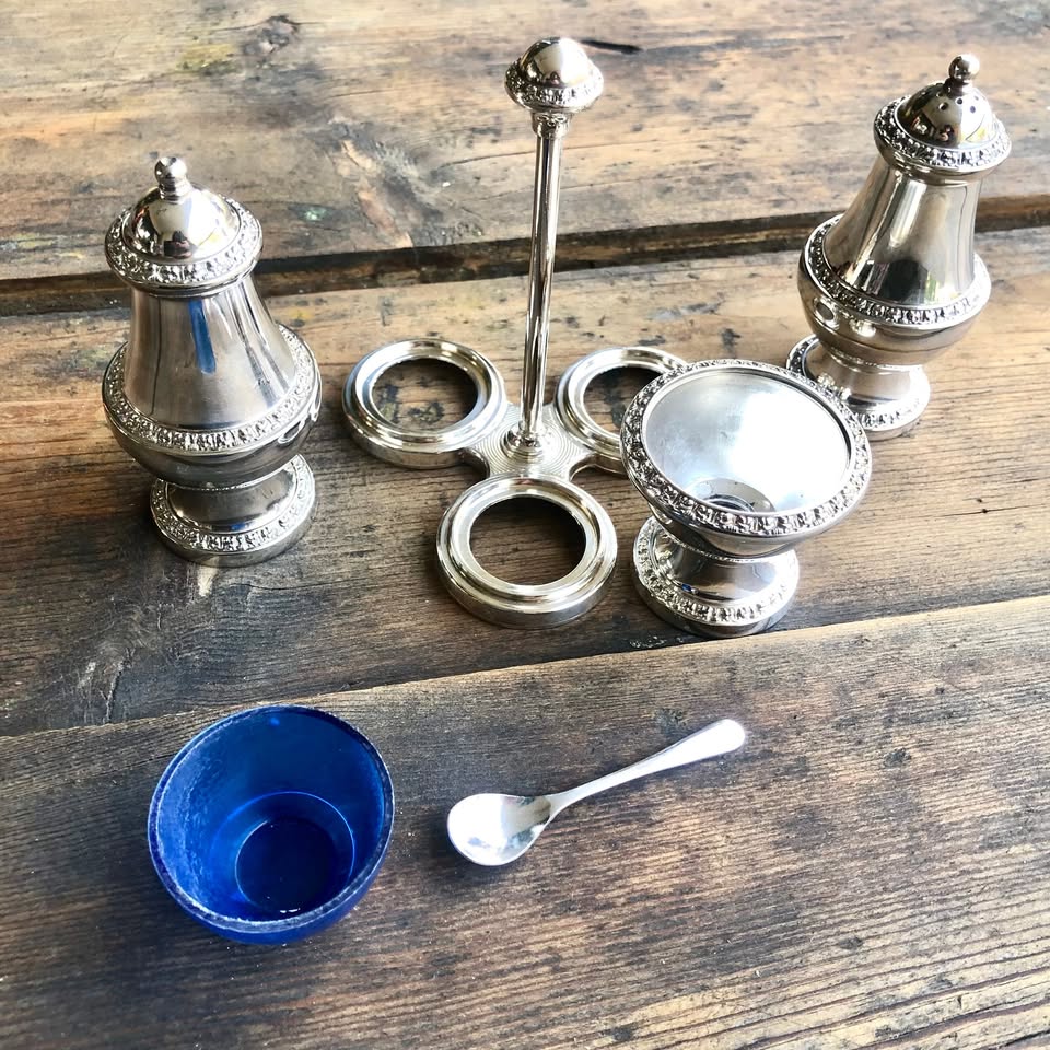 For Sale: Vintage English Silver-Plated Ianthe Condiment Set – Complete Elegance! ✨