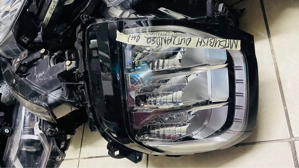 Mitsubishi Outlander headlight - Private Seller Mitsubishi Outlander headlight - Private Seller