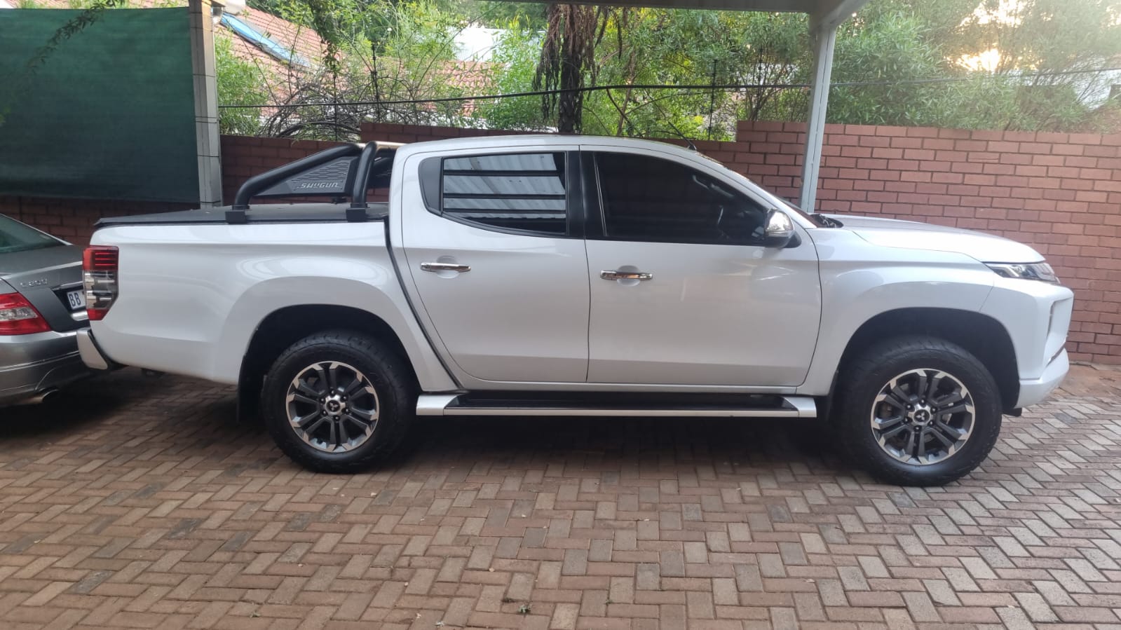 2019 mitsubishi triton tonneau cover with rollbar - Private Seller 2019 mitsubishi triton tonneau cover with rollbar - Private Seller