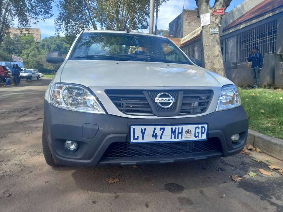 2020 Nissan Np200 1.6 Petrol, Manual,  White, 87000kms, Leather seat, Aircon, Spere key