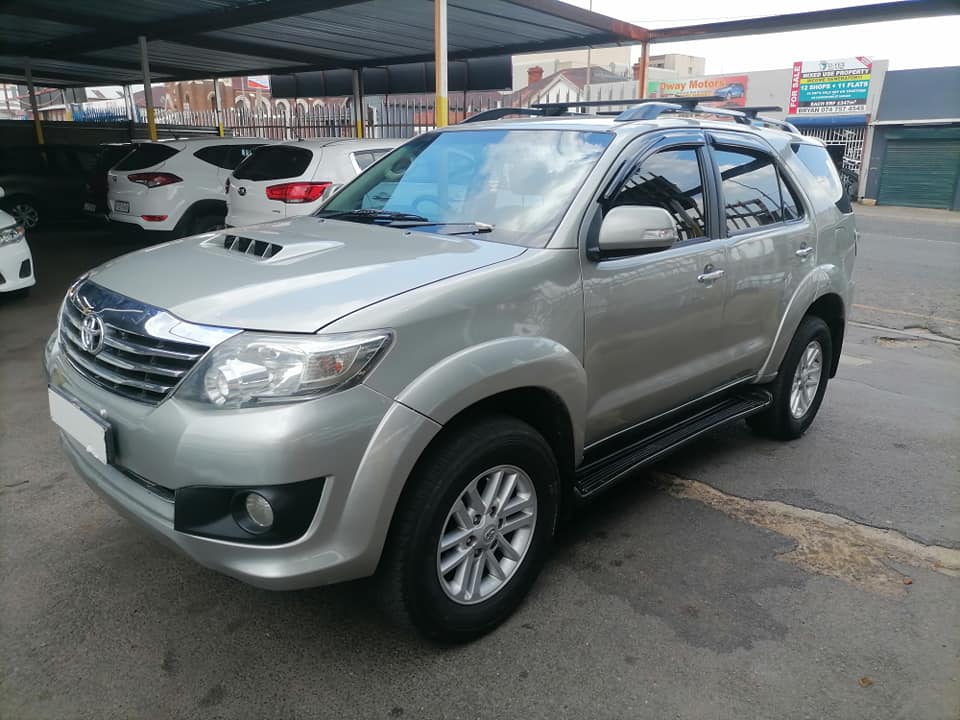 2014 Toyota Fortuner 3.0 D4D 4x2 seven seater Automatic with a leather seat