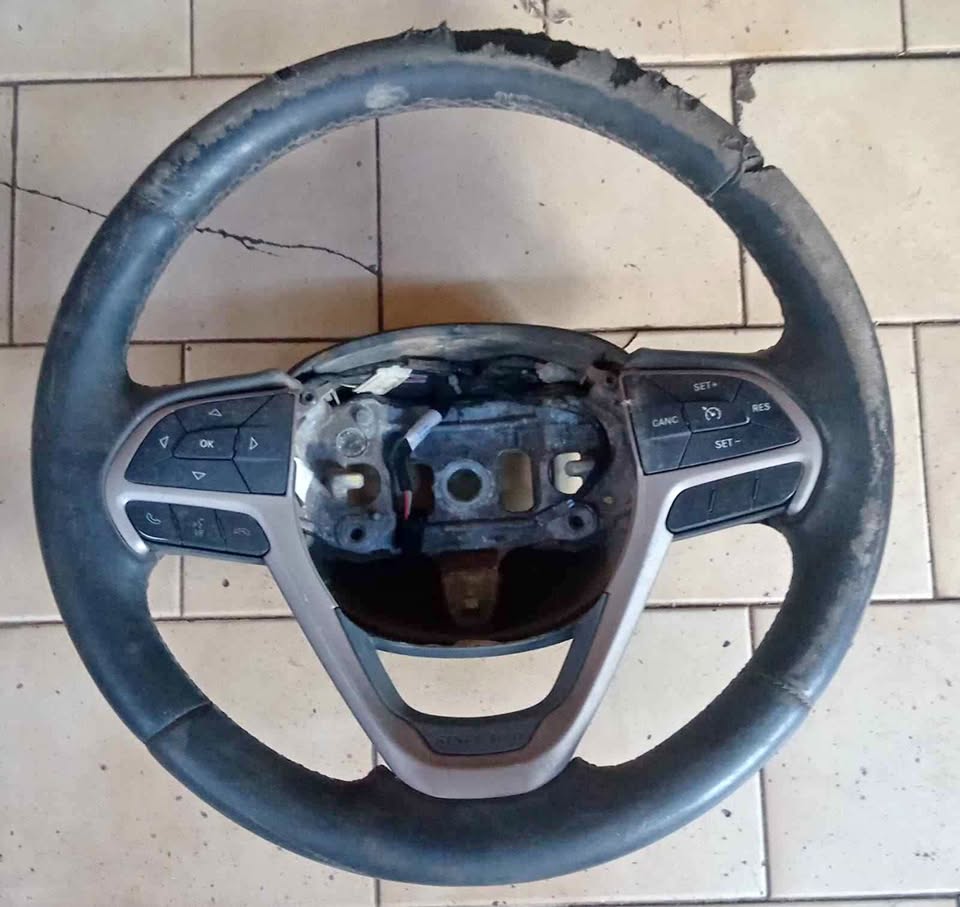 Jeep Cherokee 2014 steering wheel - Private Seller Jeep Cherokee 2014 steering wheel - Private Seller