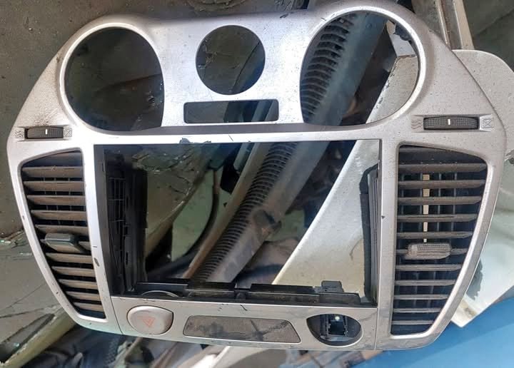 HYUNDAI I120 MIDDLE AIRVENTS AND COVER. - Private Seller HYUNDAI I120 MIDDLE AIRVENTS AND COVER. - Private Seller