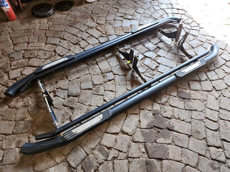 Nissan Hardbody NP300 Sidesteps - Private Seller Nissan Hardbody NP300 Sidesteps - Private Seller