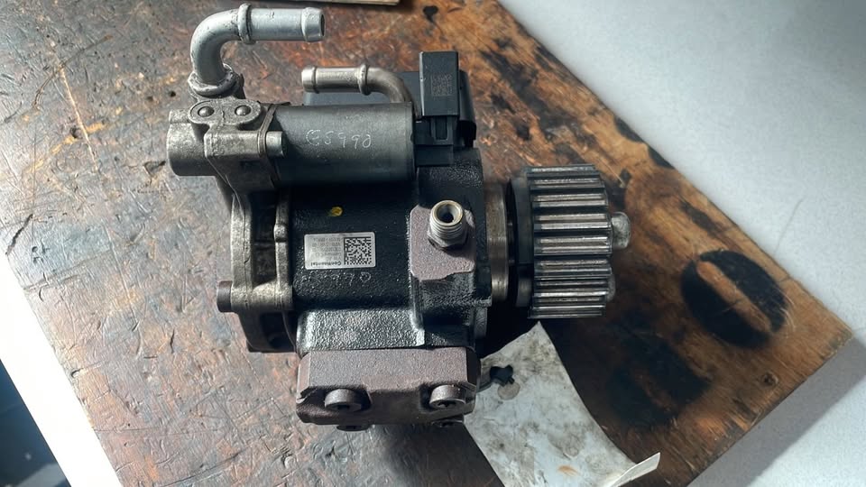 VW Audi 1.6 TDI Diesel Pump - Private Seller
