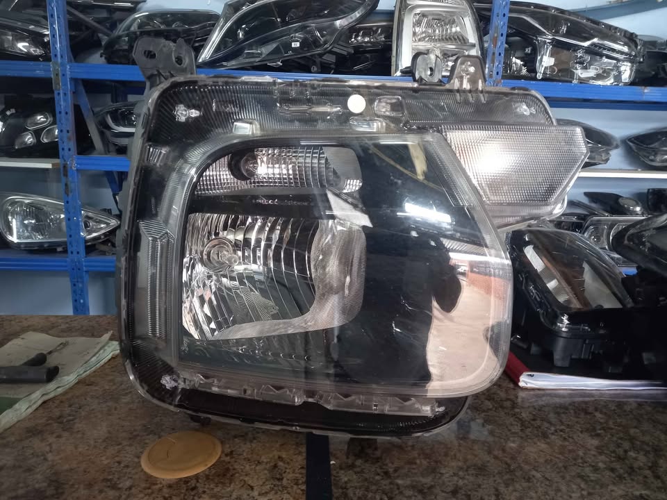 Hyundai Staria tight headlight for sale - Private Seller