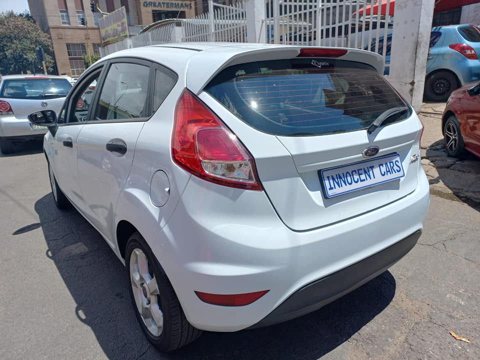 2014 FORD FIESTA HATCHBACK 1.4 PETROL, MANUAL TRANSMISSION, WHITE COLOUR