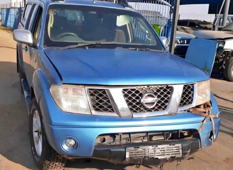 Nissan navara D40 double cap 4l V6 stripping for parts WhatsApp or cell