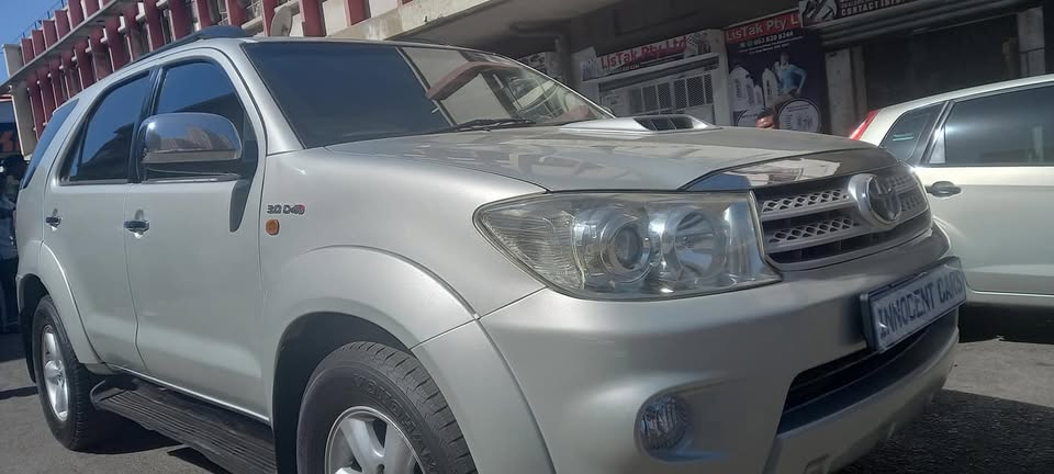2010 TOYOTA FORTUNER 3.0 D4D AUTOMATIC TRANSMISSION 4X2, SILVER COLOUR, 140000KM,