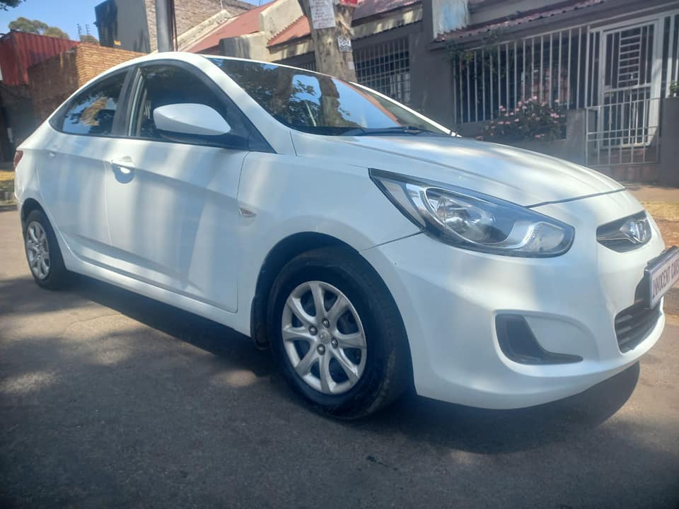 2012 HYUNDAI ACCENT SEDAN 1.6 PETROL, MANUAL, WHITE COLOR, MILEAGE 90000KMS