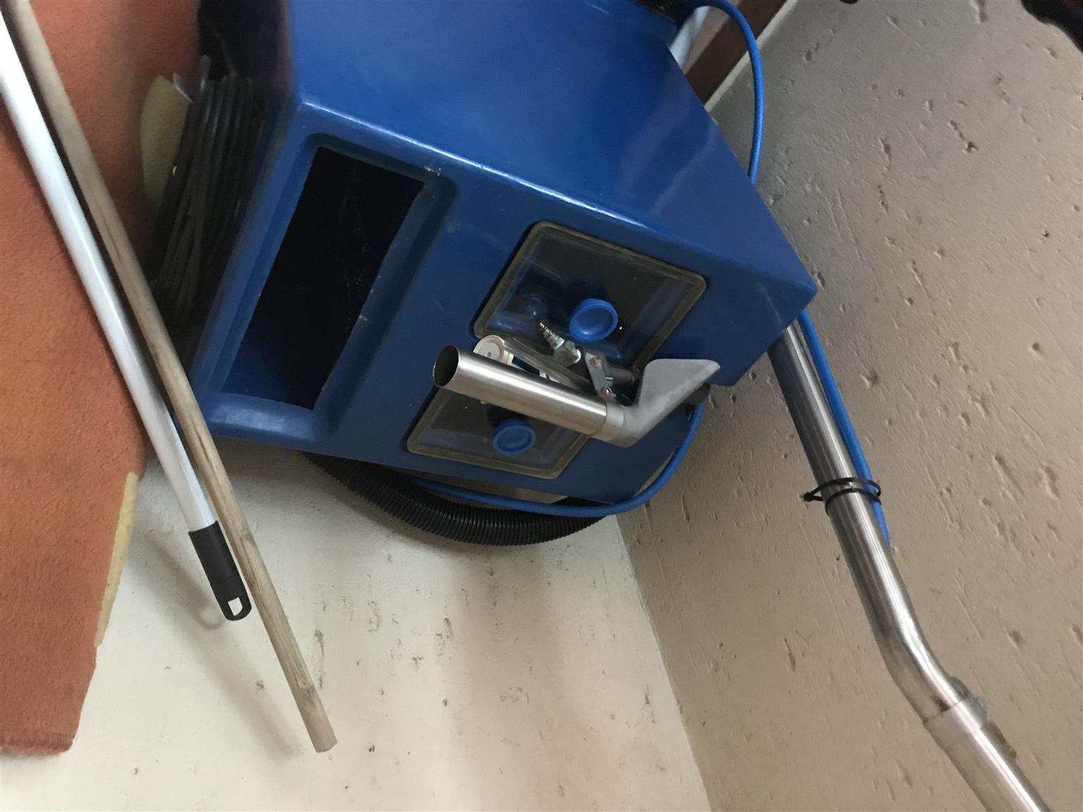 Industrial carpet cleaning machine 