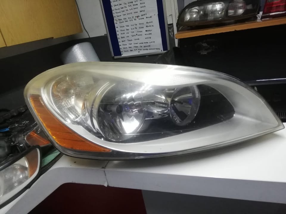 VOLVO XC60 2012 XENON AND NON XENON HEADLIGHT FOR ALE - Private Seller VOLVO XC60 2012 XENON AND NON XENON HEADLIGHT FOR ALE - Private Seller