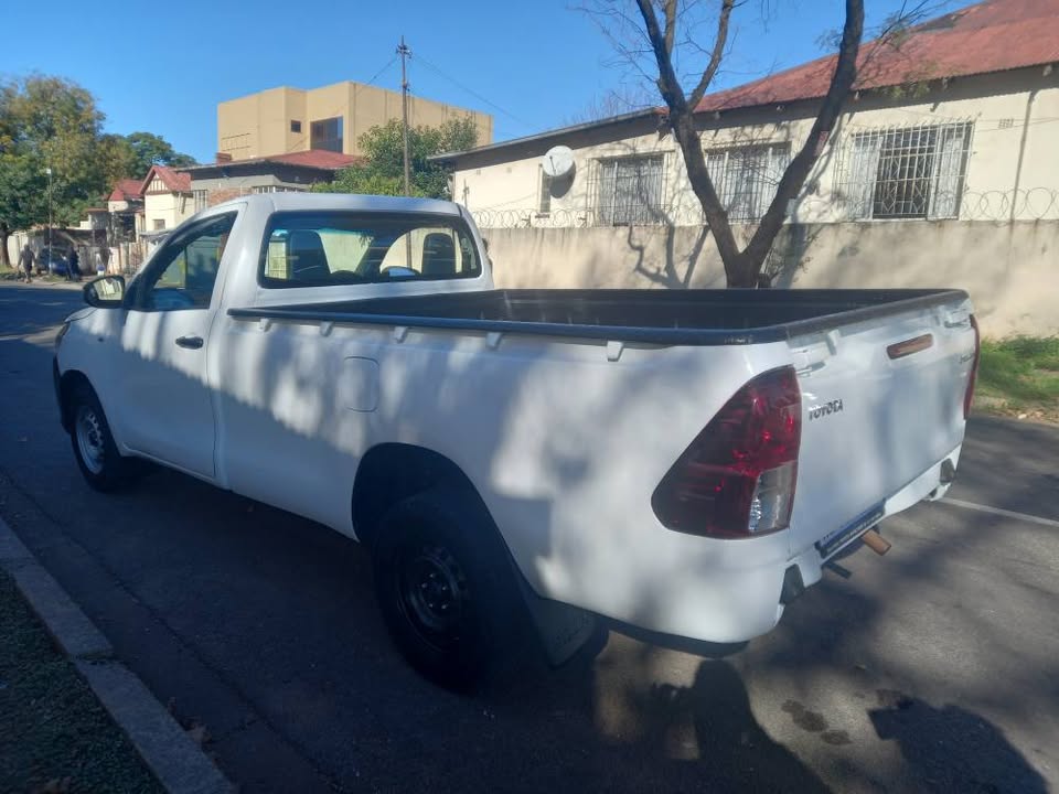 2023 Toyota Hilux single cab 2.0 VVTI  Petrol Manual, White, Service Book Spere key,