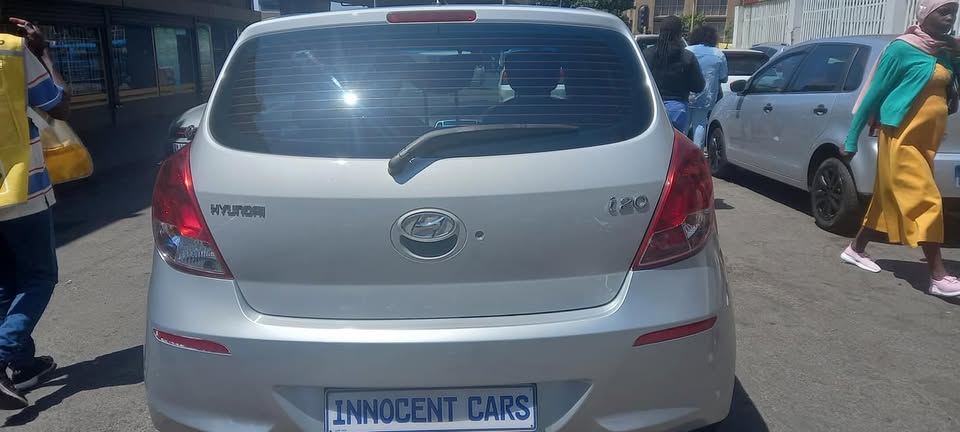 2013 HYUNDAI i20 1.4 PETROL, MANUAL, SILVER COLOUR, MILEAGE