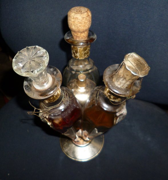 Vintage 3 Bottle stand