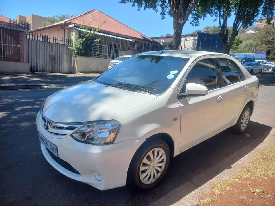 2016 TOYOTA ETIOS SEDAN 1.5 PETROL, MANUAL, WHITE COLOR, MILEAGE 85000KMS