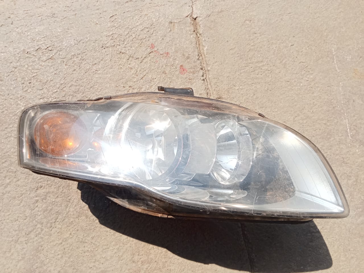 Audi A4 B7 right head light only R2000 - Private Seller