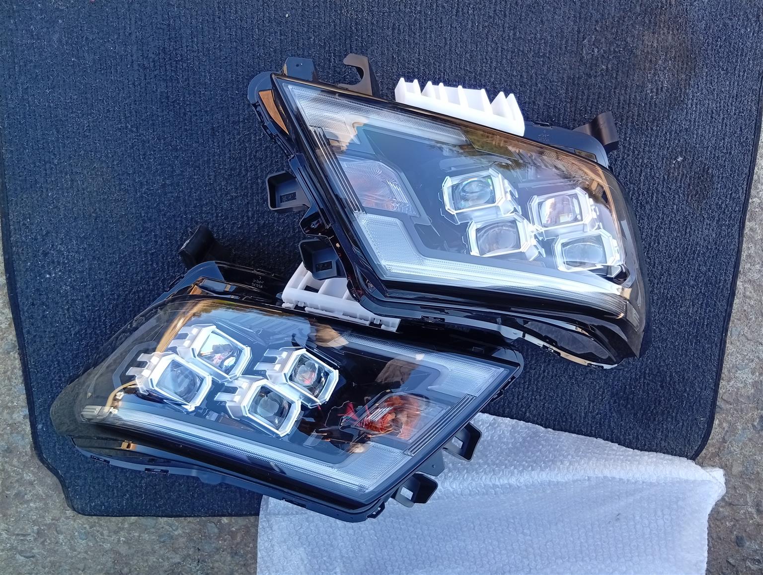 2022-2024 nissan. Navara left and right headlight