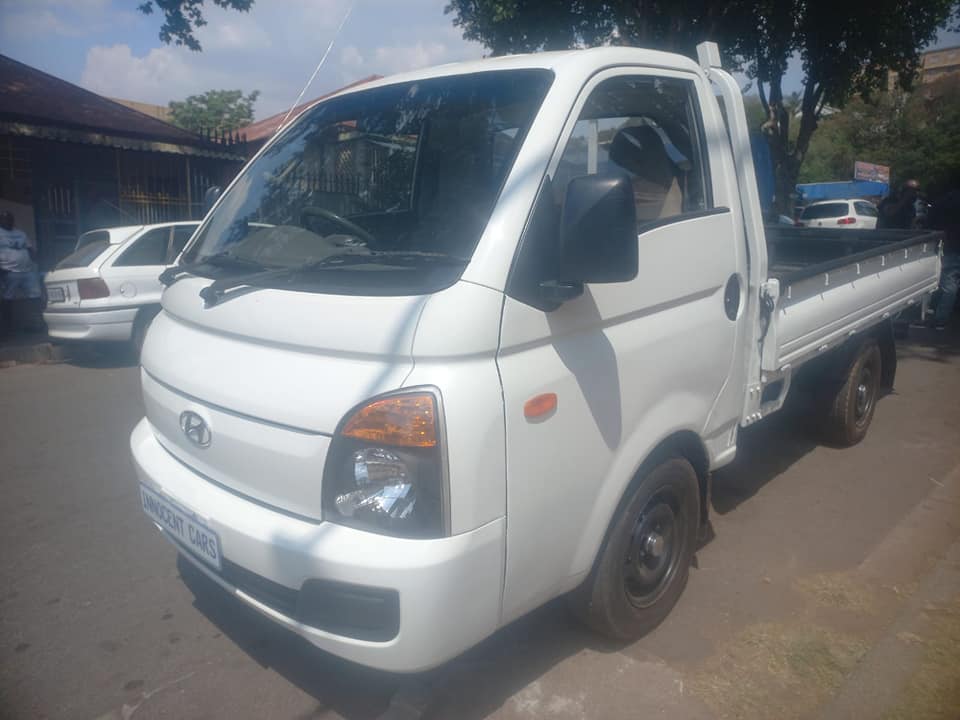 2018 HYUNDAI H100 BAKKIE 2.6 DIESEL, MANUAL, WHITE COLOR, MILEAGE 85000KMS
