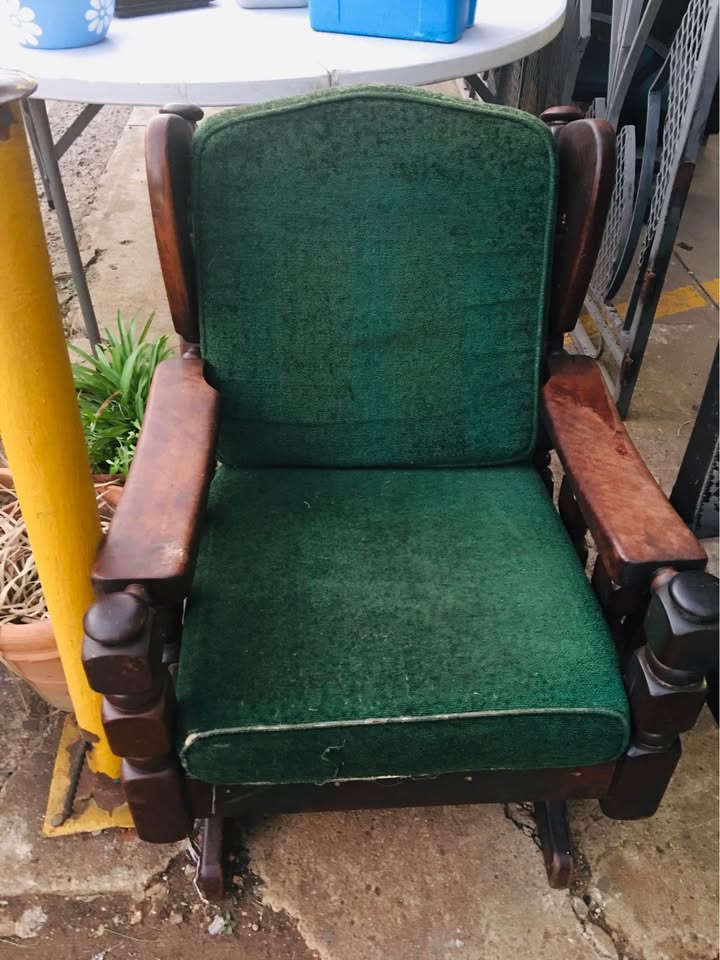 Auntique chair