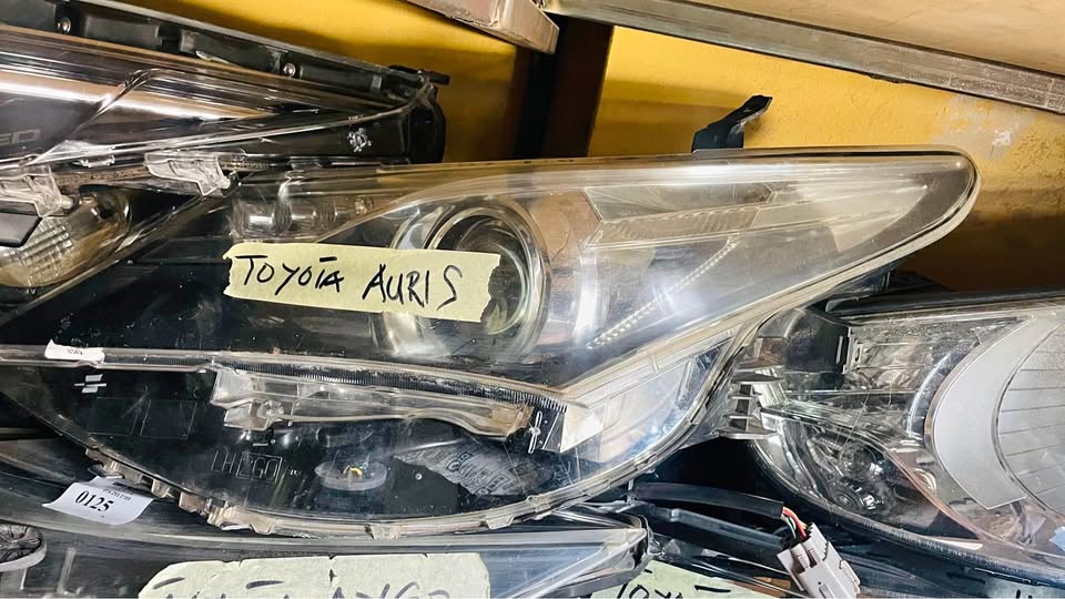Toyota Auris headlight - Private Seller Toyota Auris headlight - Private Seller