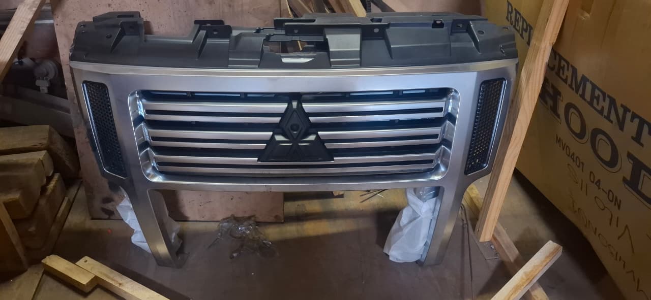 Mitsubishi Pajero Gen 4 Main grill for sale - Private Seller