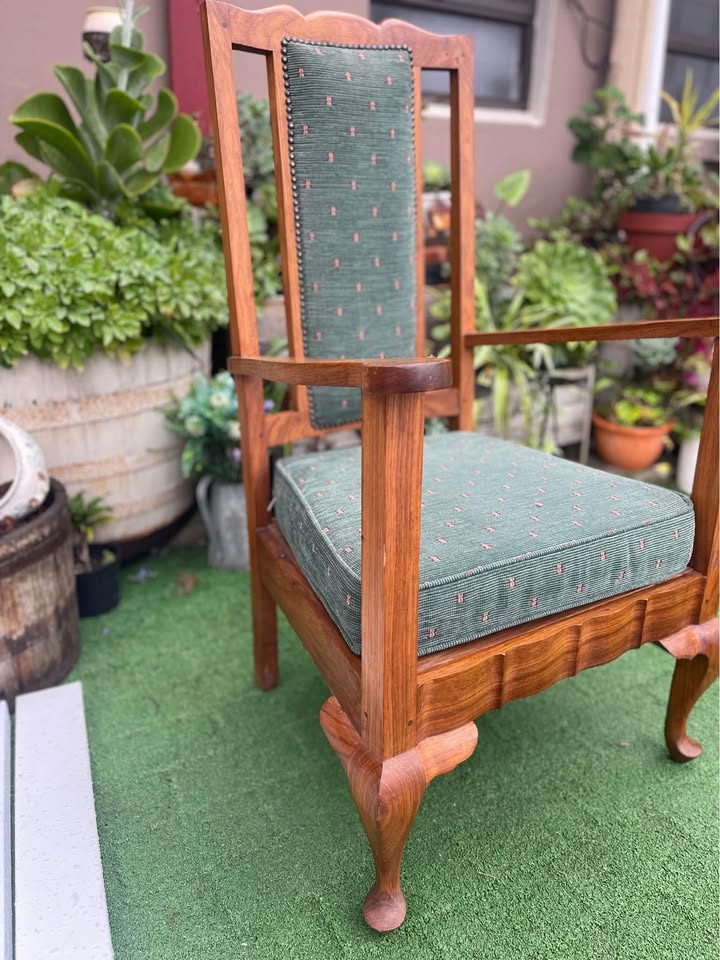 Antique queen Ann comfy chair