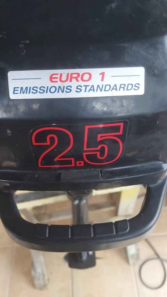 2.5 Suzuki 4 stroke motor for sale in excellent condition