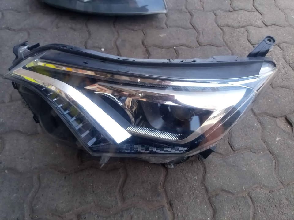 Toyota RAV4 headlight - Private Seller Toyota RAV4 headlight - Private Seller