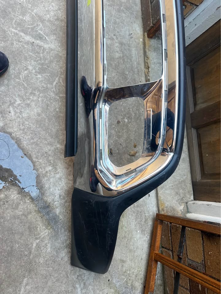 Jeep grand Cherokee front bumper spoiler with lower chrome - Private Seller Jeep grand Cherokee front bumper spoiler with lower chrome - Private Seller