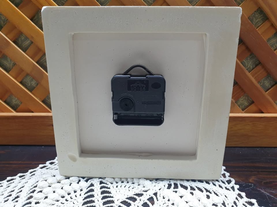Beautiful ceramic clock. C81