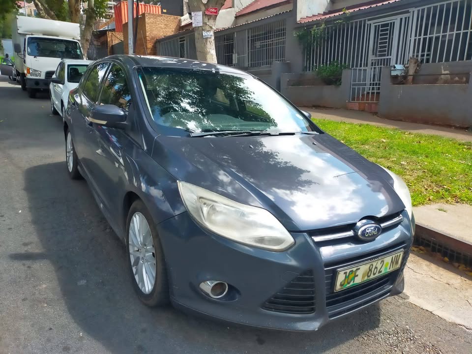 2014 Ford Focus Hatchback Engine Capacity 1.6 Petrol, Manual Transmission, Blue Color, Mileage 9800