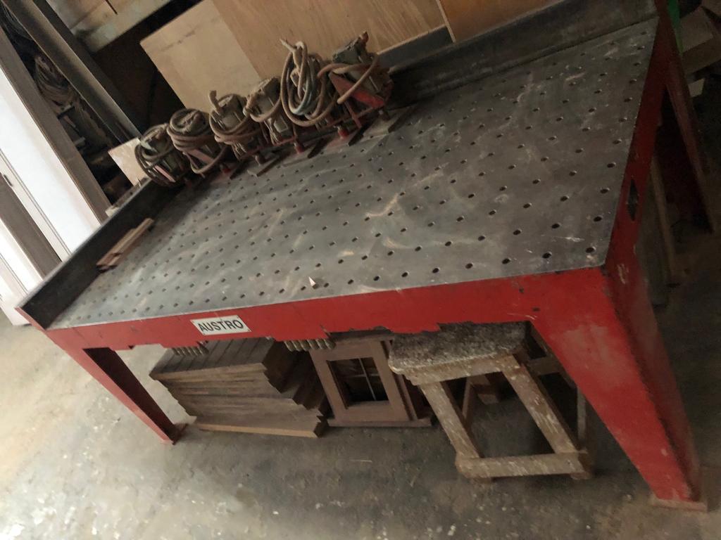 Pneumatic clamping table