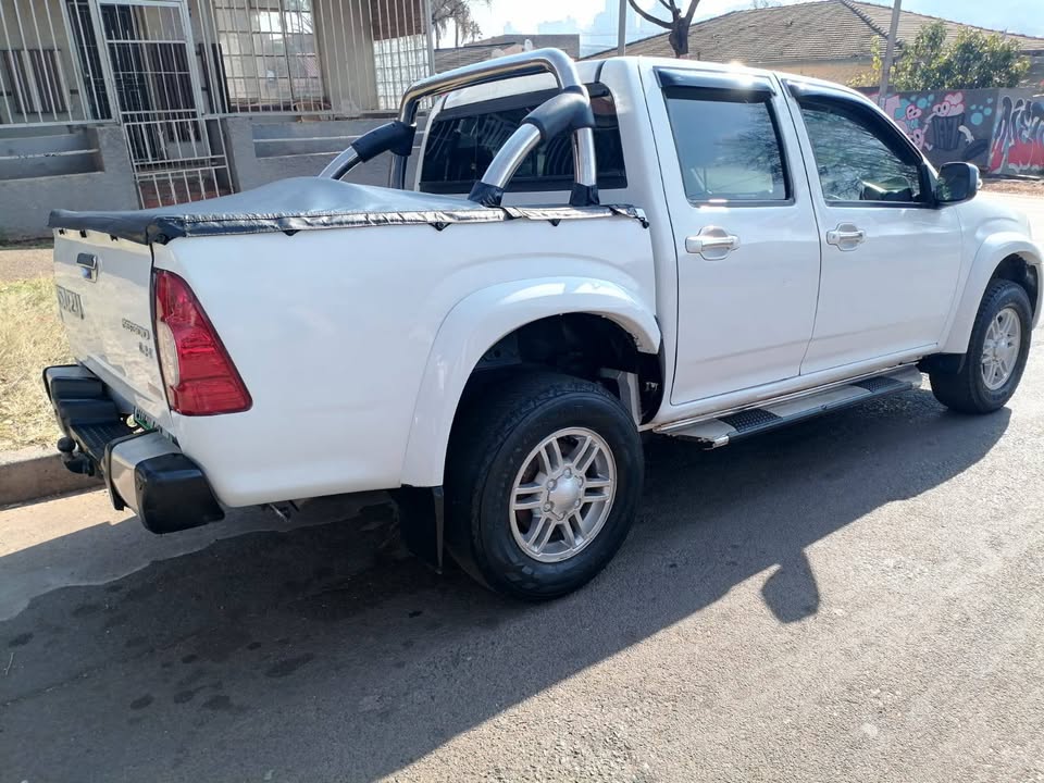 2012 ISUZU KB300 DTEQ DOUBLE CAB WITH SERVICE BOOK AND SPARE KEYS