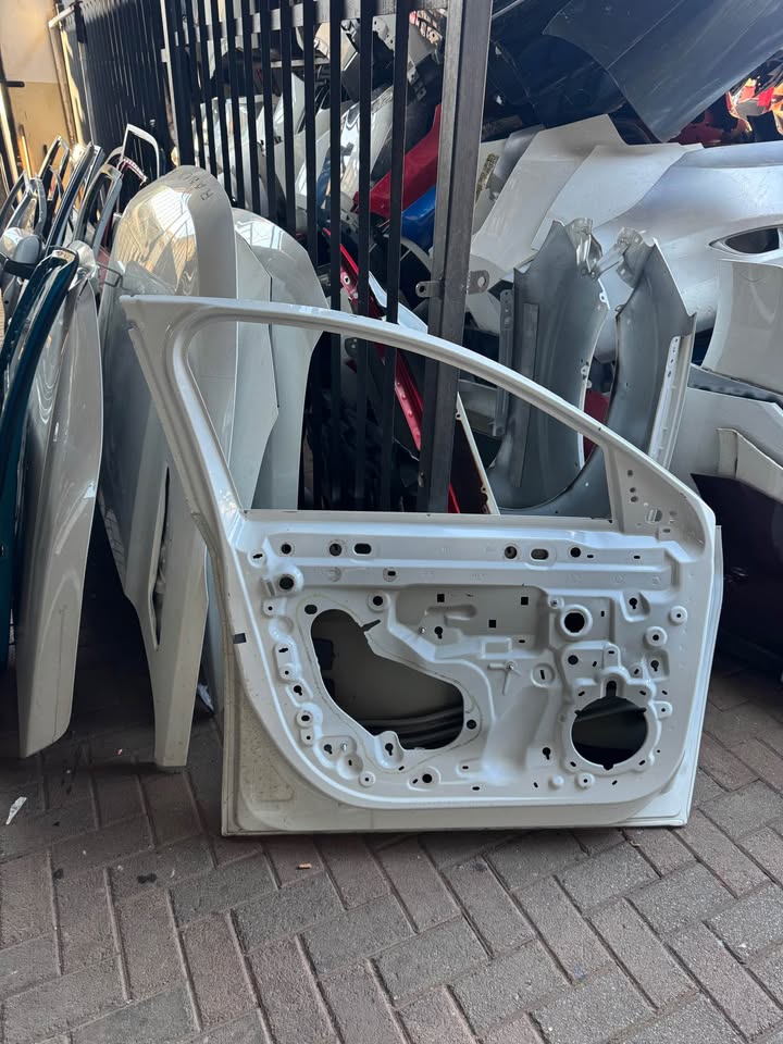 Peugeot 208 Left Front Door Facelift - Private Seller