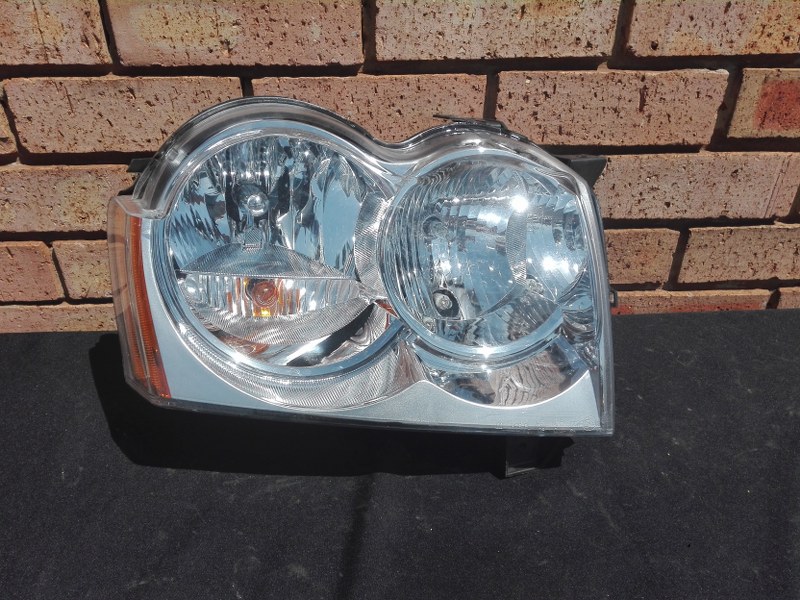 Jeep Grand Cherokee Right Side Headlight - Private Seller Jeep Grand Cherokee Right Side Headlight - Private Seller