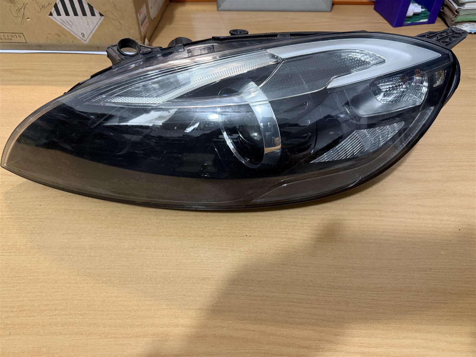 Volvo V40 Headlight - Private Seller Volvo V40 Headlight - Private Seller