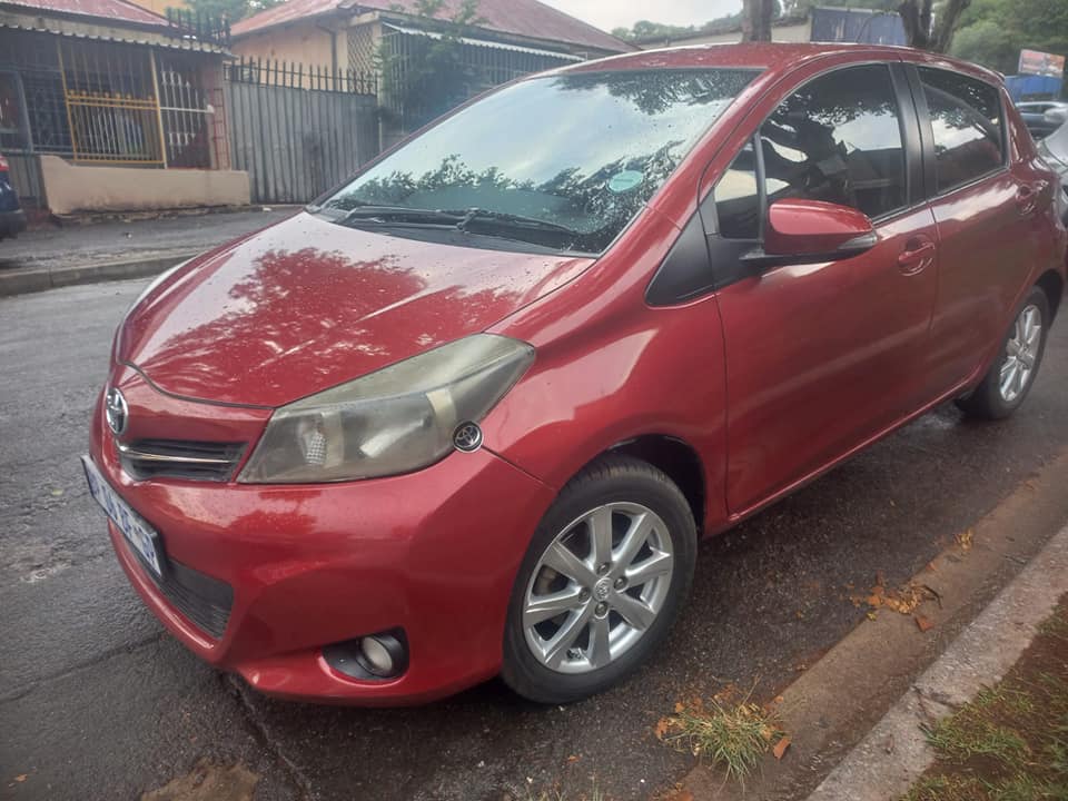 2011 TOYOTA YARIS HATCHBACK 1.3 PETROL, MANUAL, MAROON COLOR