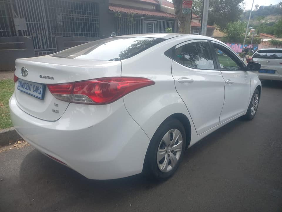 2014 HYUNDAI ELANTRA SEDAN 1.6 PETROL, MANUAL, WHITE COLOR, MILEAGE 88000KMS