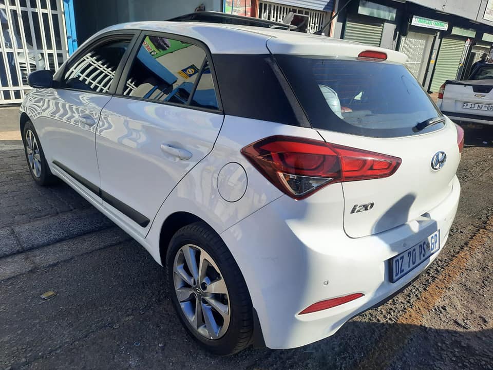2015 Hyundai i20 1.2 Fluid Automatic and leather seat Sunroof Service book