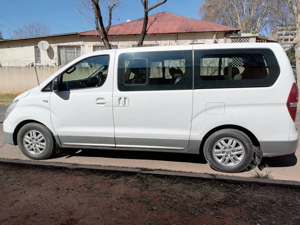 2016 HYUNDAI H1 BUS 2.5 DIESEL AUTOMATIC TRANSMISSION IN EXCELLENT CONDITION