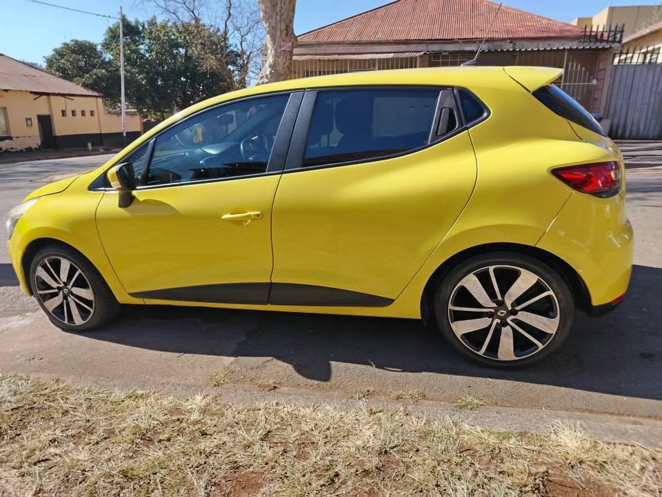 2015 Renault Clio 900T Yellow