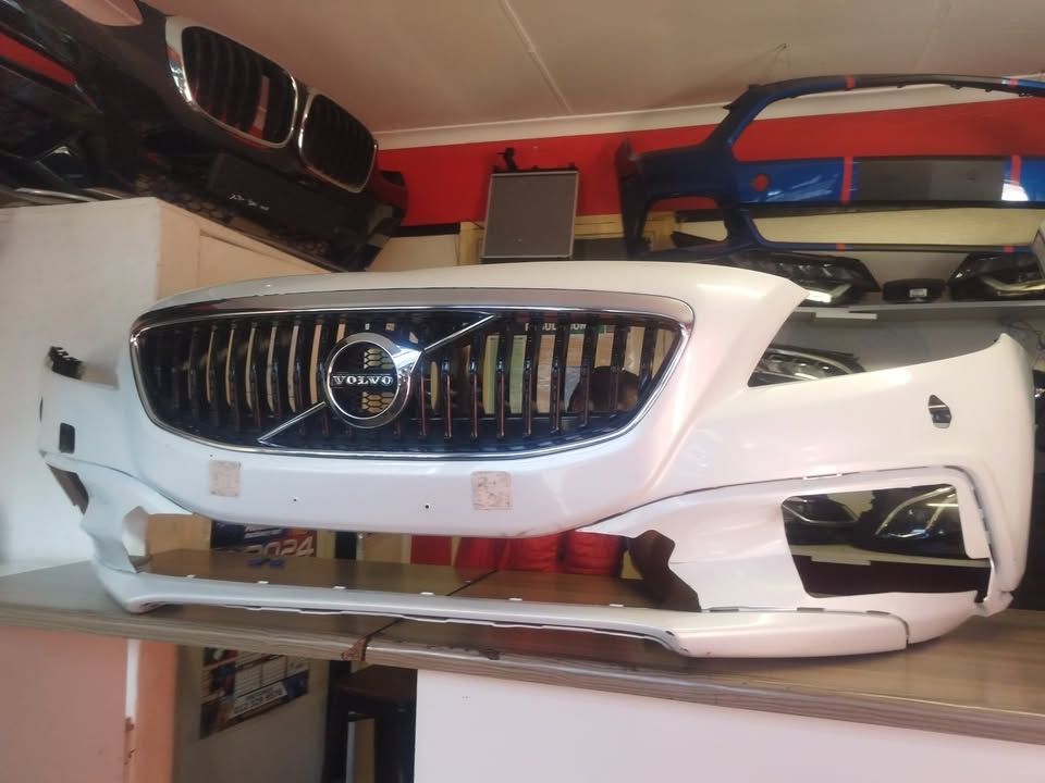2019 VOLVO V40 FRONT BUMPER WITH MAIN GRILL FOR SALE IN A GOOD CONDITION - Private Seller