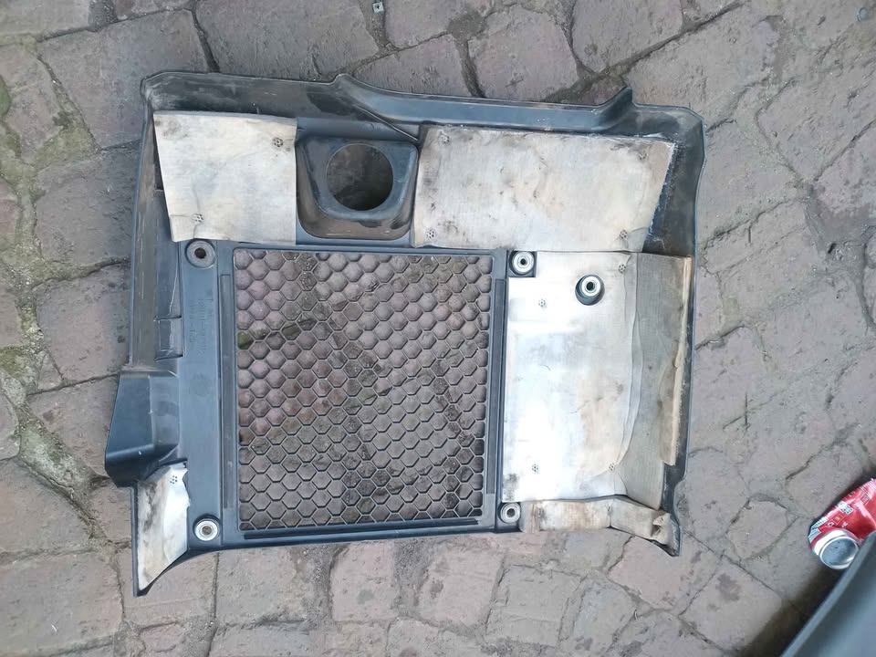 2015 Toyota hilux d4d 3.0 engine cover for sale @ circle 7 used parts - Private Seller