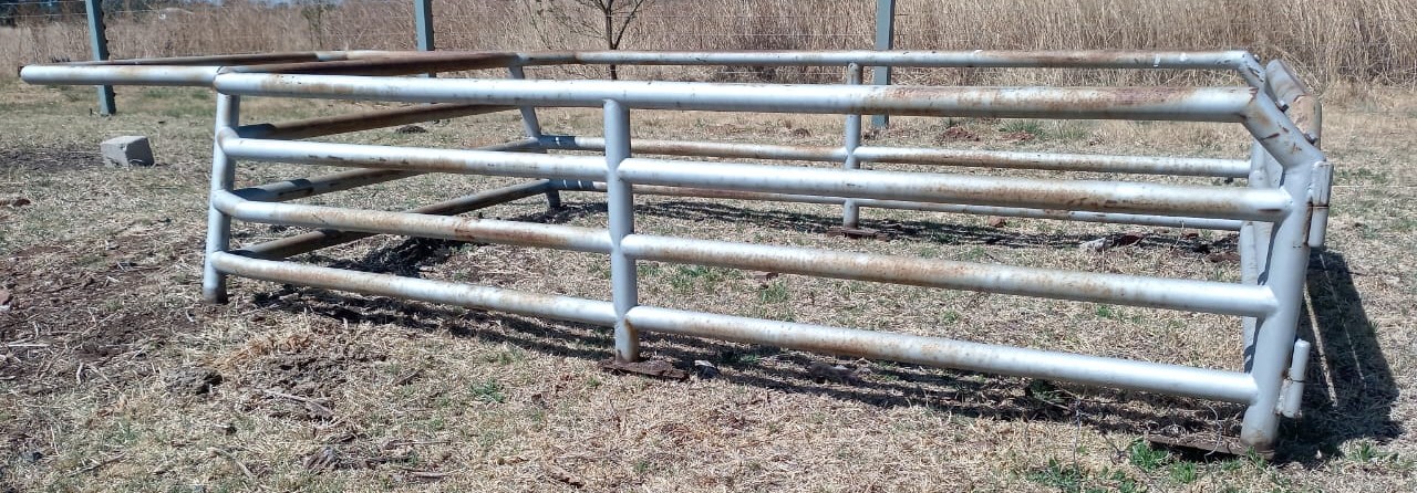 Bakkie Cattle Cage - Fits Nissan NP 300 LWB - Private Seller