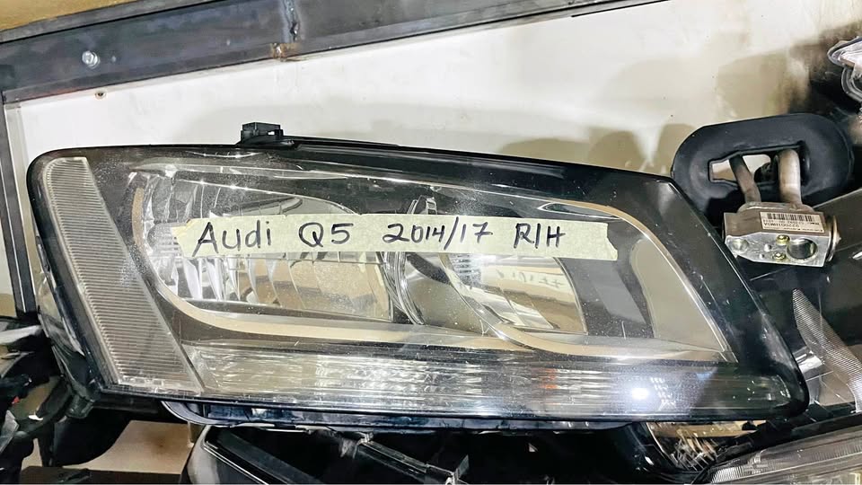 Audi Q5 headlight - Private Seller Audi Q5 headlight - Private Seller