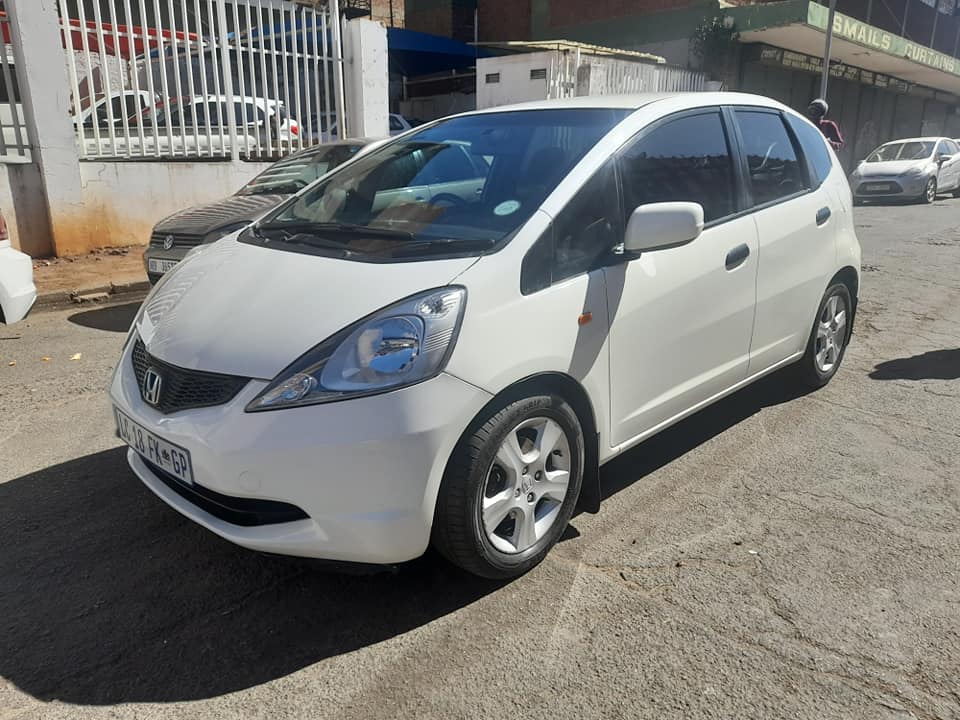 2009 HONDA JAZZ 1.3 AUTOMATIC EXCELLENT CONDITION CONTACT LEON ON